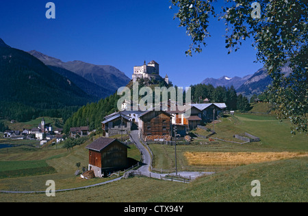Château de Tarasp en Suisse avec le village de Tarasp ci-dessous en basse Engadine Grisons Suisse Banque D'Images