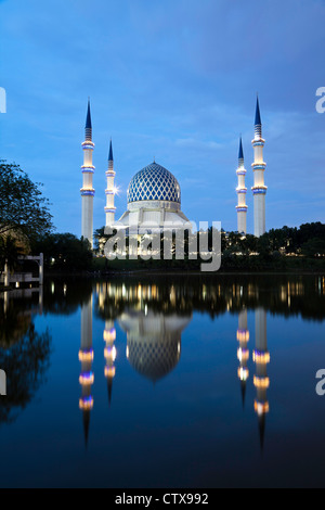 Le Sultan Salahuddin Abdul Aziz Shah mosquée reflète dans l étang à Shah Alam, Selangor, Malaisie crépuscule Banque D'Images