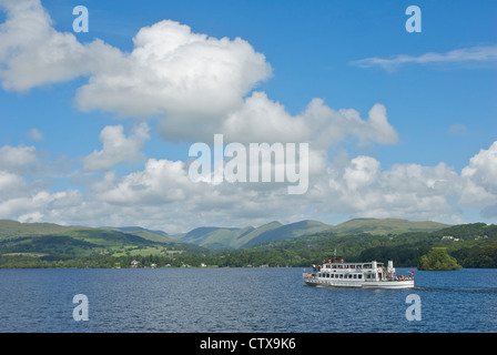 Teal MV sur le lac Windermere, Parc National de Lake District, Cumbria, Angleterre, Royaume-Uni Banque D'Images