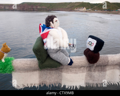 Bombardement de fils de la décoration des lieux publics avec des objets tricotés ici un thème olympique man watching television Banque D'Images