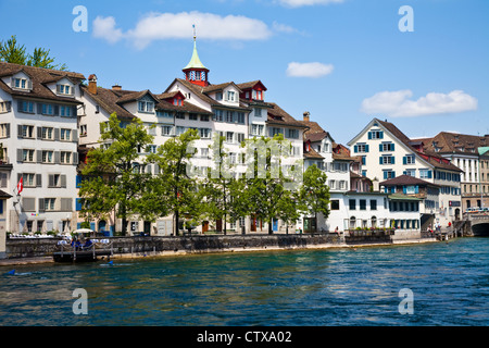 Une scène de l'autre côté de la rivière Limmat à Zurich, Suisse Banque D'Images