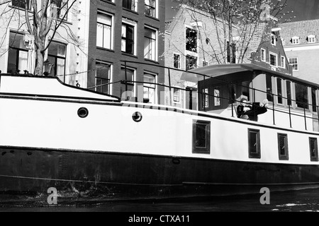 Image en noir et blanc de House Boat sur le canal à Amsterdam, aux pays-Bas. Banque D'Images