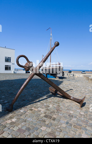 Bateau et ancre en face du phare de Vuurbaak à Katwijk aan Zee dans le sud de la Hollande, aux pays-Bas. Contient un musée maritime. Banque D'Images