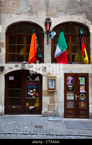 Un bar dans la vieille ville de Genève avec les drapeaux nationaux accroché pendant le Championnat Européen de Football Banque D'Images