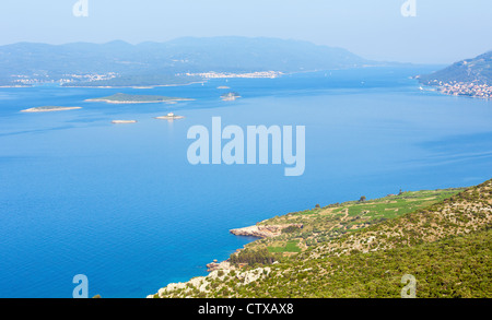 Matin brumeux de l'été vue depuis la péninsule de Pelješac sur île de Korčula (Croatie). Banque D'Images