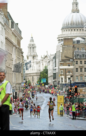 Women's London marathon olympique 2012 la cathédrale St Paul dans la distance Banque D'Images