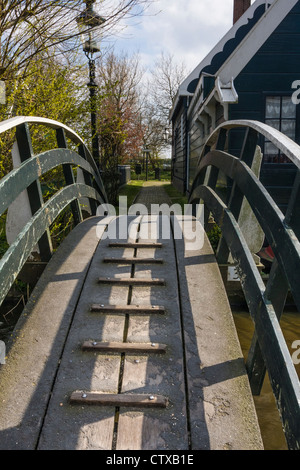 Pont à pied au parc national et musée Zaanse Schans, dans le nord de la Hollande, aux pays-Bas. Banque D'Images