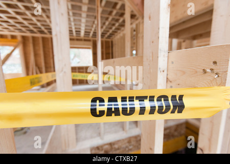 Bande de protection autour de l'ouverture dans le plancher sur house under construction Banque D'Images