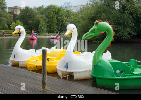 Pédalos en forme de cygne et de dragon ou pédalos, Alexandra Palace Park Boating Lake, Haringey, Londres Angleterre Royaume-Uni Banque D'Images