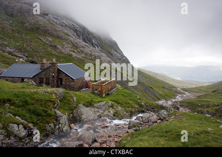 Le Charles Inglis Clark Hut sous la face nord du Ben Nevis, à bas l'Allt a'Mhuilinn Banque D'Images