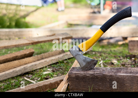 Ax dans le bloc sur le site de construction Banque D'Images