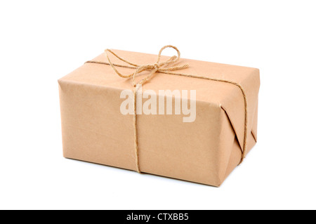 Boîte en carton enveloppé de papier brun et attaché avec cordon Banque D'Images