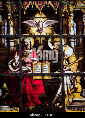 La fenêtre de verre, représentant de la Trinité Père, Fils et Esprit Saint. Banque D'Images