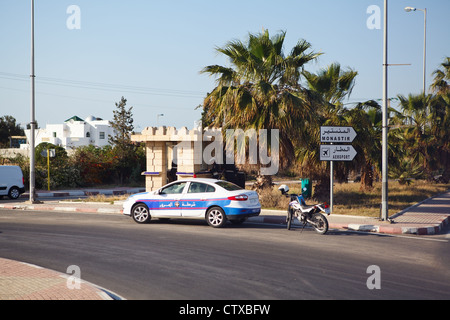 Voiture de police à un barrage routier sur la route vers la Tunisie, l'Afrique Banque D'Images