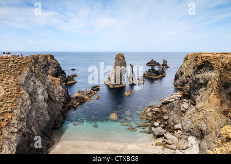 Partie touristique sur la falaise au-dessus les aiguilles de Port Coton, Belle-Ile, Bretagne, France. Banque D'Images