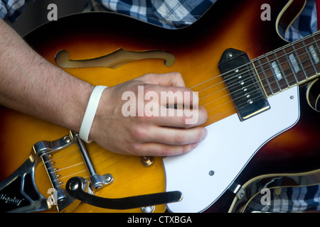 Un guitariste joue un Casino Epiphone guitare semi-acoustique Banque D'Images