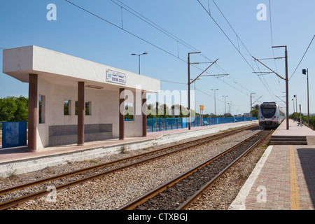 Vitesse Intercity electric train arrivant en gare de l'aéroport de Monastir en Tunisie, l'Afrique Banque D'Images