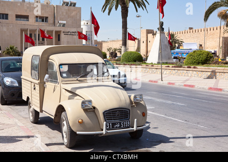 Citroen vintage voiture dans la rue de Sousse, Tunisie, Afrique Banque D'Images