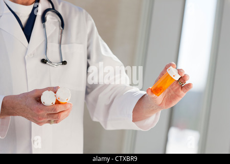 Médecin de la lecture des étiquettes bouteilles de pilules Banque D'Images