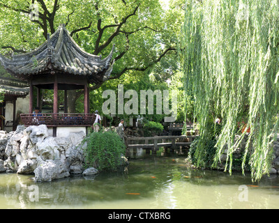 Vue sur le grand étang et d'une rocaille dans le Jardin Yuyuan Shanghai Chine Banque D'Images