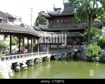 Vue de l'allée menant à l'Dianchun Hall dans le Jardin Yuyuan à Shanghai Chine Banque D'Images