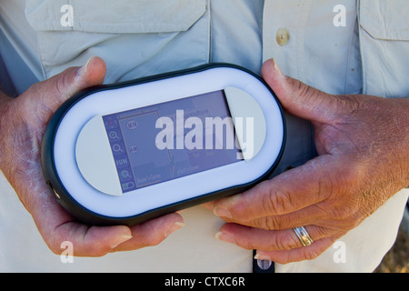 Guide Local Sam Faulk démontre un GPS de poche Ranger video tour appareil, Creole Nature Trail/All-American Road, LA, USA Banque D'Images