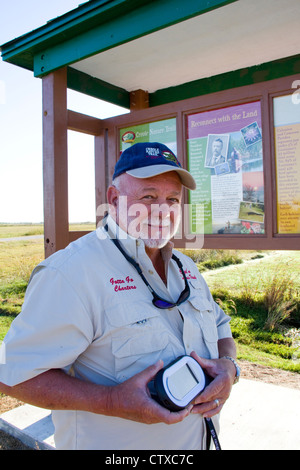 Guide Local Sam Faulk démontre un GPS de poche Ranger video tour appareil, Creole Nature Trail/All-American Road, LA, USA Banque D'Images