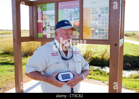 Guide Local Sam Faulk démontre un GPS de poche Ranger video tour appareil, Creole Nature Trail/All-American Road, LA, USA Banque D'Images