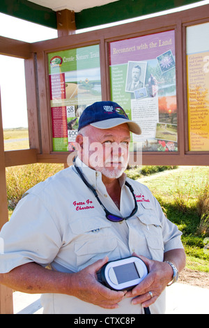 Guide Local Sam Faulk démontre un GPS de poche Ranger video tour appareil, Creole Nature Trail/All-American Road, LA, USA Banque D'Images