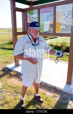 Guide Local Sam Faulk démontre un GPS de poche Ranger video tour appareil, Creole Nature Trail/All-American Road, LA, USA Banque D'Images