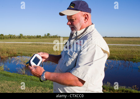 Guide Local Sam Faulk démontre un GPS de poche Ranger video tour appareil, Creole Nature Trail/All-American Road, LA, USA Banque D'Images