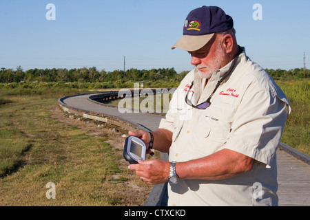 Guide Local Sam Faulk démontre un GPS de poche Ranger video tour appareil, Creole Nature Trail/All-American Road, LA, USA Banque D'Images
