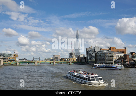 Horizon de Londres et la Tamise, Royaume-Uni, regardant vers l'est vers Southwark Bridge, avec Tower Bridge et The Shard au loin Banque D'Images