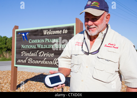Guide Local Sam Faulk démontre un GPS de poche Ranger video tour appareil, Creole Nature Trail/All-American Road, LA, USA Banque D'Images