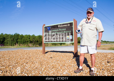 Guide Local Sam Faulk démontre un GPS de poche Ranger video tour appareil, Creole Nature Trail/All-American Road, LA, USA Banque D'Images