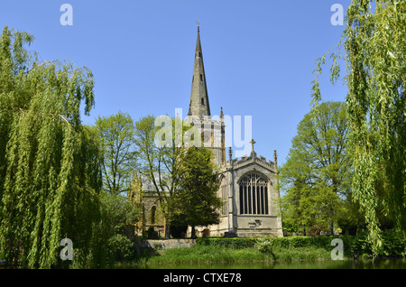 Stratford-upon-Avon, Holy Trinity Church et la rivière Avon, dans le Warwickshire, Royaume-Uni Banque D'Images