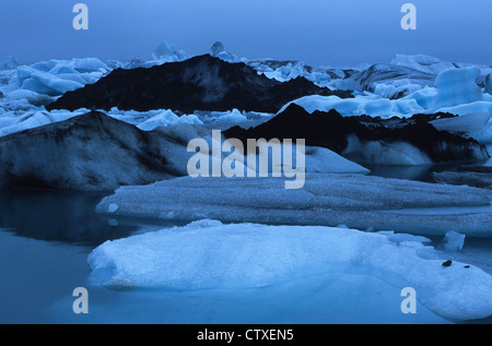 Les icebergs flottant à Jokulsarlon glacial lagoon, Iceland Banque D'Images