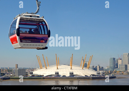 02 Compte tenu de l'O2 Arena de l'intérieur du dôme parrainé Emirates Air Line Passage cabine téléphérique Tamise avec cabine de passage Banque D'Images