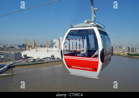 Emirates Air Line parrainé avec téléphérique gondola Bonjour Buenos Aires la publicité sur panneau rouge crossing River Thames Banque D'Images