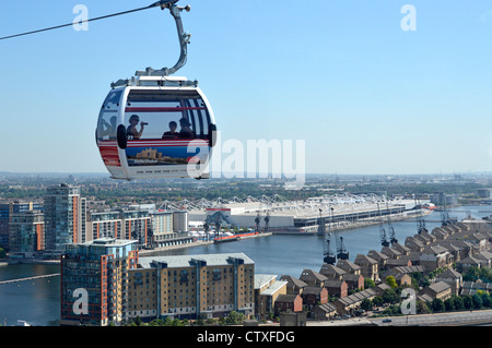 Parrainé par Emirates Air Line cabine téléphérique et passagers avec Royal Docks et blanc centre Excel ci-dessous Banque D'Images