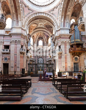 Vue du transept de la Basilique de la palais et couvent de Mafra au Portugal. Ordre religieux franciscain. L'architecture baroque. Banque D'Images