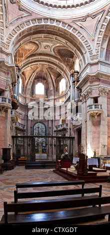 Vue du transept de la Basilique de la palais et couvent de Mafra au Portugal. Ordre religieux franciscain. L'architecture baroque. Banque D'Images