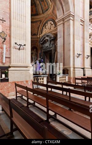 Basilique de la palais et couvent de Mafra au Portugal. L'architecture baroque. Ordre religieux franciscain. Banque D'Images