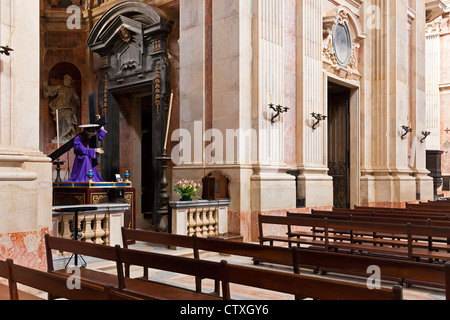 Basilique de la palais et couvent de Mafra au Portugal. L'architecture baroque. Ordre religieux franciscain. Banque D'Images