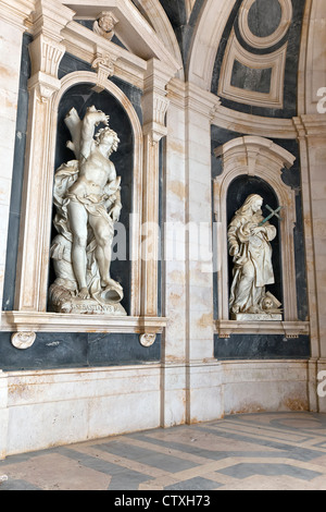 Sculptures baroques italiennes Palais National de Mafra et couvent au Portugal. L'architecture baroque. Ordre religieux franciscain. Banque D'Images