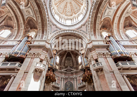 Quatre des six organes et le dôme de la Basilique de la palais et couvent de Mafra au Portugal. L'architecture baroque. Banque D'Images