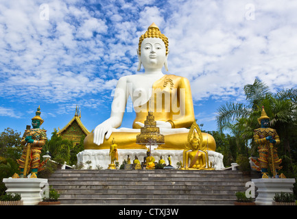 Photo de Big Buddha image sur le ciel bleu et les nuages blancs dans l'arrière-plan. Banque D'Images