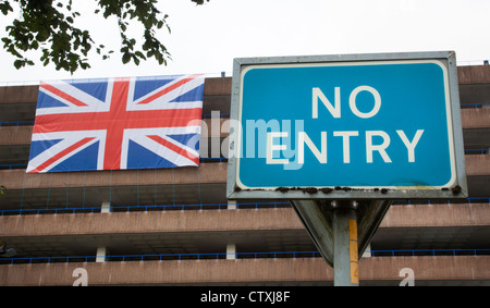 Pas d'entrée d'un signe à un plusieurs étages qui est l'affichage d'un Union Jack flag géant, Redditch, Worcestershire, Royaume-Uni. Banque D'Images