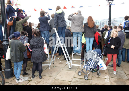 Ligne foule les rives de la Tamise pour regarder la flottille du Jubilé de diamant de mille bateaux vont passé Banque D'Images