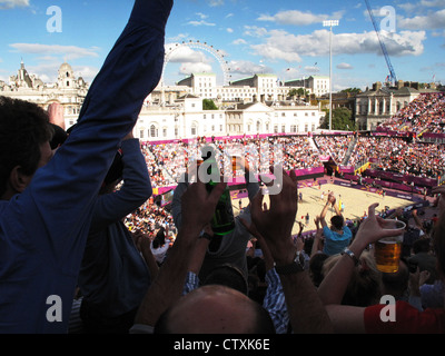 Beach-volley à Horse Guards Parade, Whitehall, Londres au cours de la 30e Jeux Olympiques de la réception d'une série d'applaudissements Banque D'Images